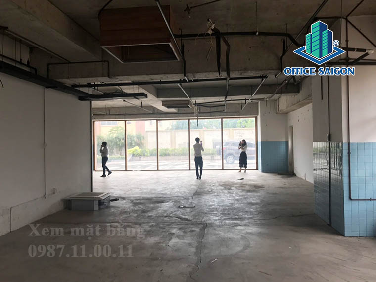 Khách xem mặt bằng thực tế tại văn phòng cho thuê Thanh Đa View quận Bình Thạnh