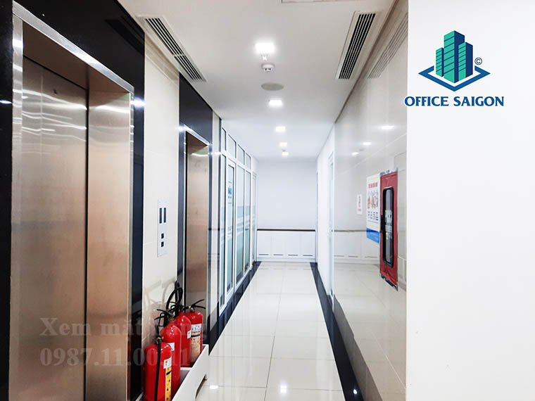 Hành lang thang máy tại văn phòng cho thuê Amazing Centre quận Tân Bình