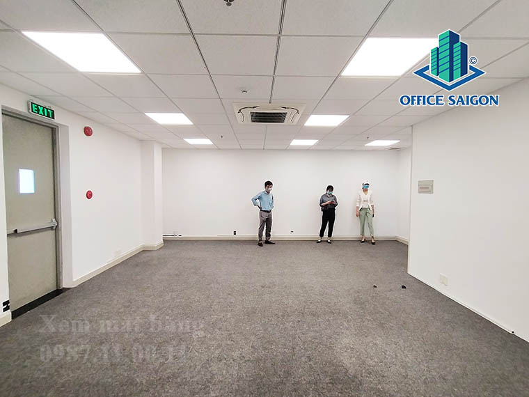 Khách xem mặt bằng thực tế tại văn phòng cho thuê Amazing Centre quận Tân Bình
