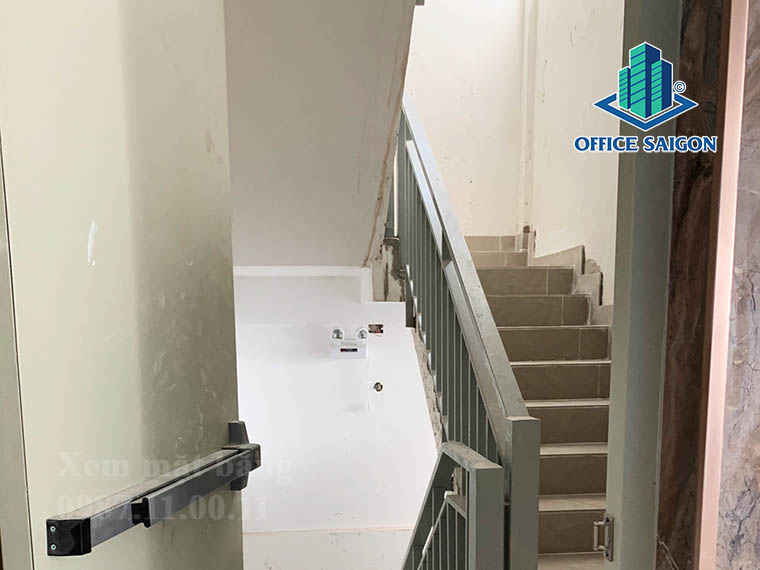 Cầu thang bộ tại văn phòng cho thuê Nguyễn Hưng building quận 10