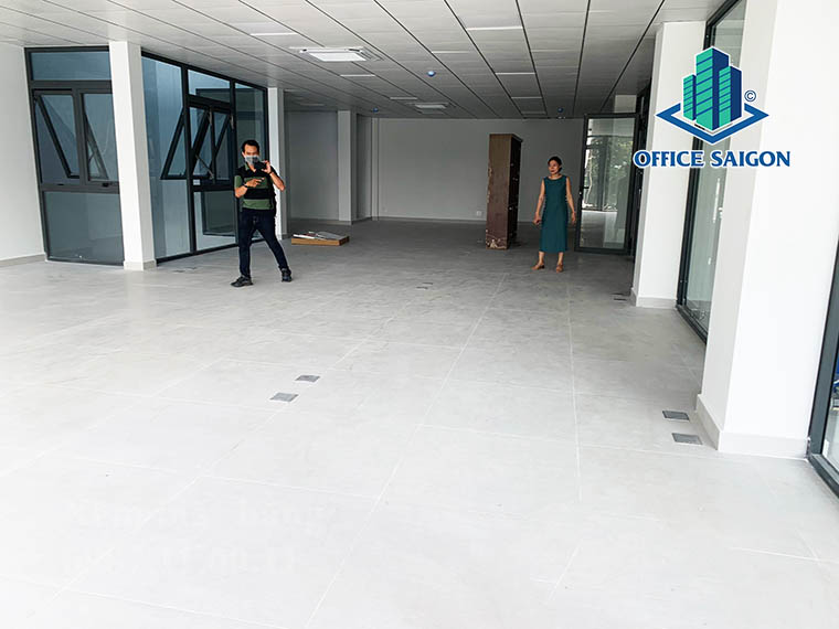 Khách xem mặt bằng 225m2 tại tầng 2 văn phòng cho thuê Nguyễn Hưng building quận 10