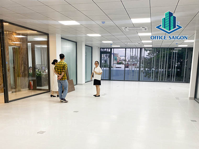 Khách xem mặt bằng tại tầng 4 văn phòng cho thuê Nguyễn Hưng building quận 10