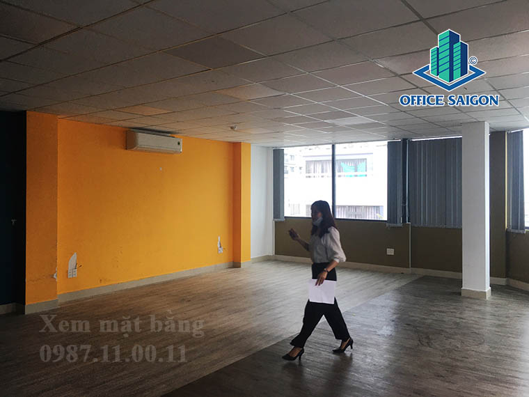 Khách xem mặt bằng thực tế tại tầng 5 văn phòng cho thuê 94NVT building quận Bình Thạnh