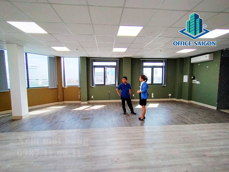 Khách xem mặt bằng thực tế tại văn phòng cho thuê 94NVT building quận Bình Thạnh