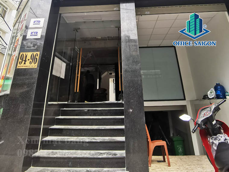 Lối vào văn phòng cho thuê 94NVT building quận Bình Thạnh