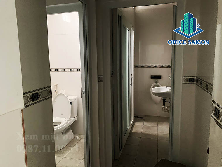 Toilet tại văn phòng cho thuê 94NVT building quận Bình Thạnh