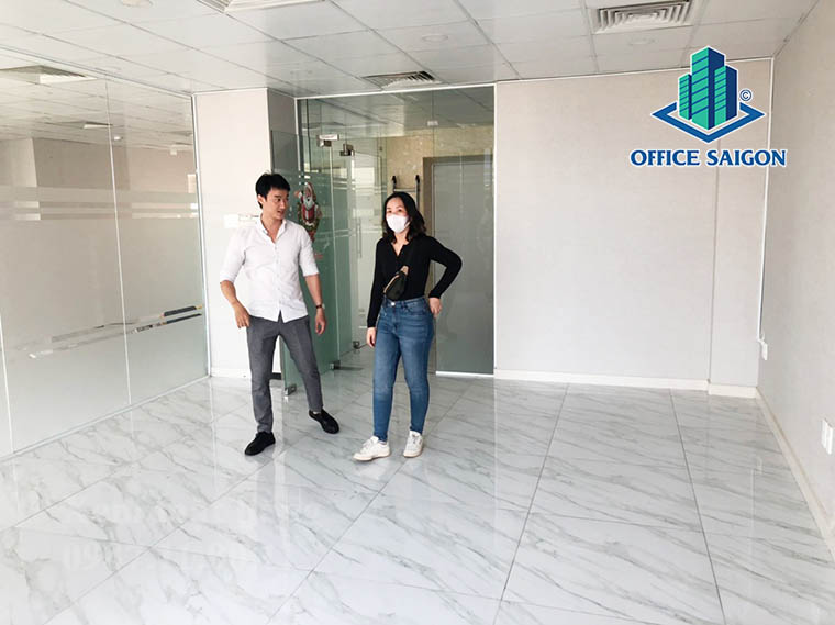 Khách xem mặt bằng 95m2 tại tầng 4 văn phòng cho thuê Kappel Land 2 building quận Tân Bình