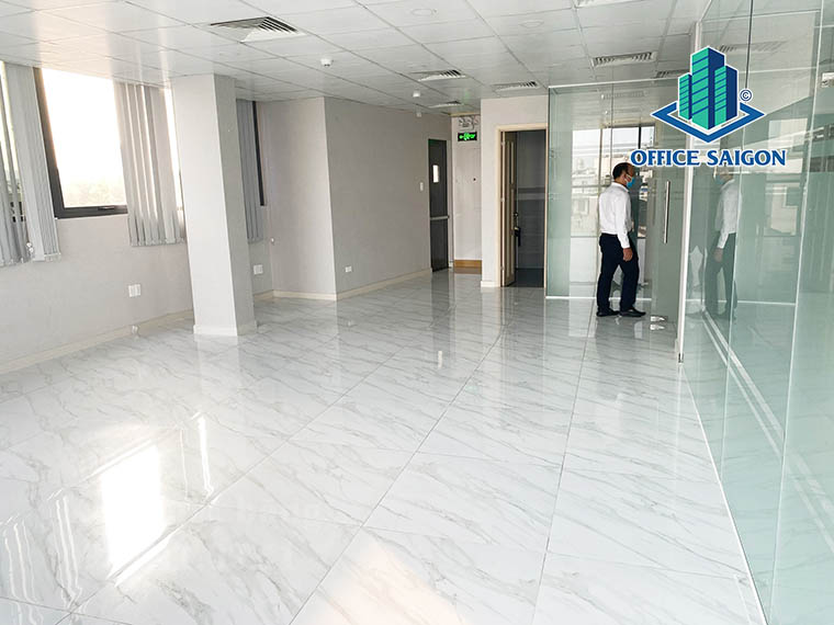 Khách xem mặt bằng thực tế tại tầng 4 văn phòng cho thuê Kappel Land 2 building quận Tân Bình