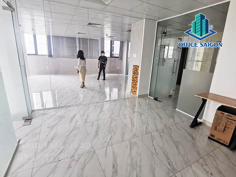 Khách xem mặt bằng thực tế tại tầng 5 văn phòng cho thuê Kappel Land 2 building quận Tân Bình