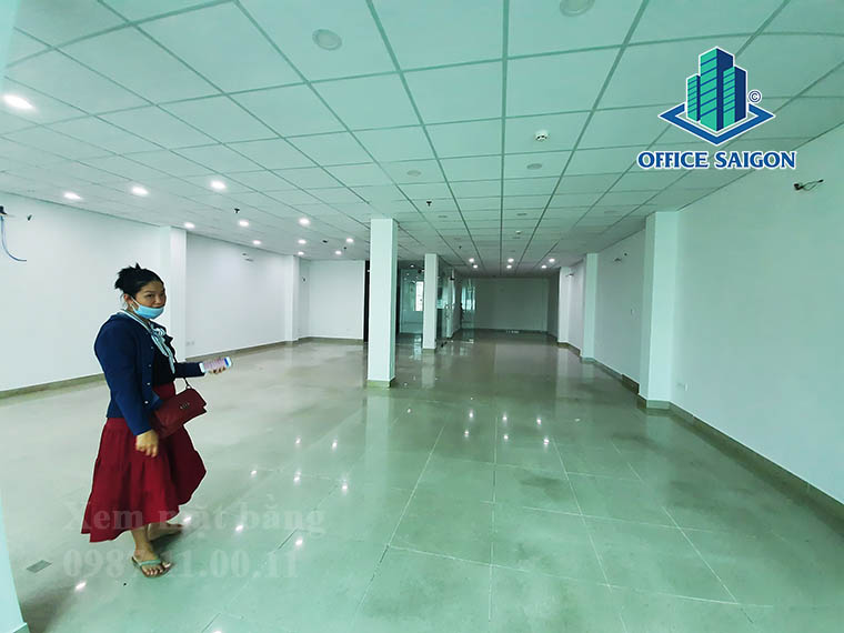 Khách xem mặt bằng 155m2 tại tầng 1 văn phòng cho thuê Halo NTT building quận Bình Thạnh