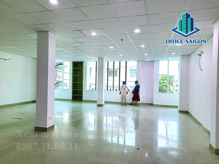 Khách xem mặt bằng thực tế 155m2 tại tầng 1 văn phòng cho thuê Halo NTT building quận Bình Thạnh