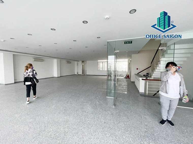 Khách xem mặt bằng thực tế tại văn phòng cho thuê TSA building Tôn Đản quận 4