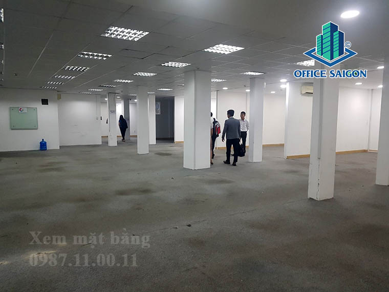 Khách đang khảo sát mặt bằng tại văn phòng cho thuê Betrimex building quận Tân Bình