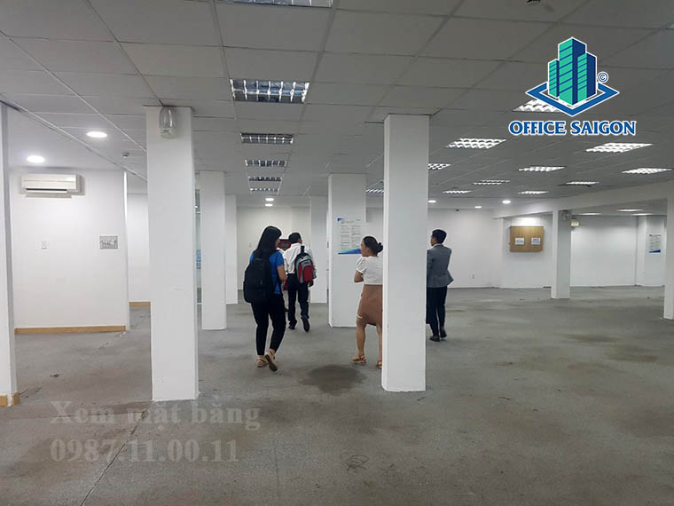 Khách xem mặt bằng trống tại văn phòng cho thuê Betrimex building quận Tân Bình