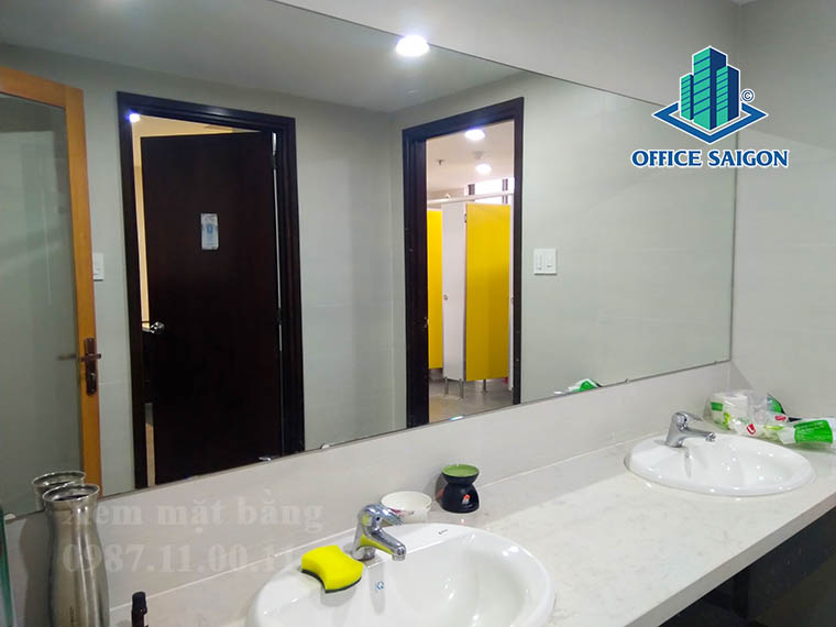 Trang bị toilet tại văn phòng cho thuê Orchard Garden quận Phú Nhuận