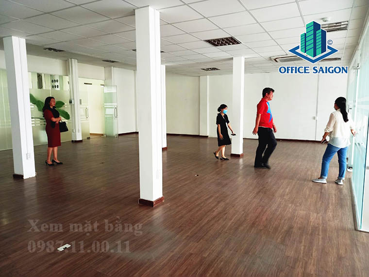 Khách xem mặt bằng thực tế tại văn phòng cho thuê Lmark building quận Phú Nhuận