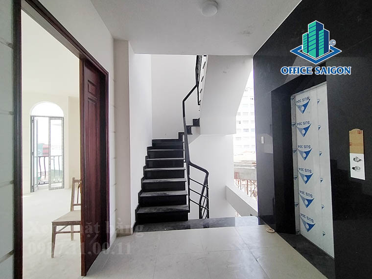 Cầu thang bộ tại văn phòng cho thuê Share Space building quận Bình Thạnh