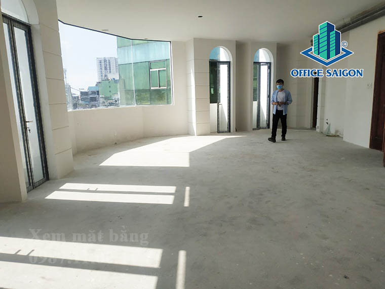 Khách xem mặt bằng thực tế tại tầng 5 văn phòng cho thuê Share Space building quận Bình Thạnh