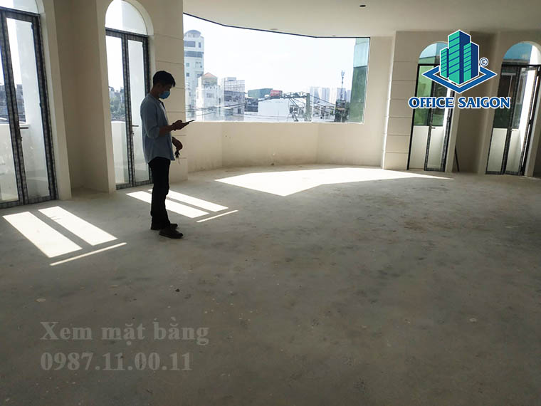 Khách xem mặt bằng trống tại tầng 5 văn phòng cho thuê Share Space building quận Bình Thạnh