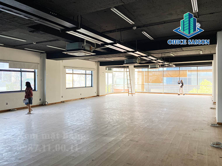 Khách xem mặt bằng 213m2 tại tầng 2 văn phòng cho thuê Mios building quận Bình Thạnh