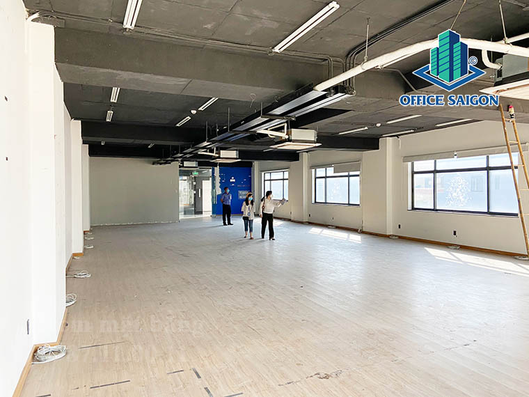 Khách xem mặt bằng 213m2 tại tầng 6 văn phòng cho thuê Mios building quận Bình Thạnh
