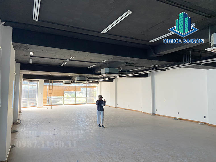 Khách xem mặt bằng tại tầng 2 văn phòng cho thuê Mios building quận Bình Thạnh