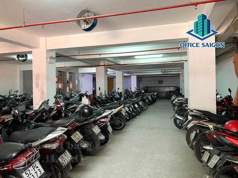 Hầm giữ xe rộng thoáng tại văn phòng cho thuê Royal Office building quận Bình Thạnh