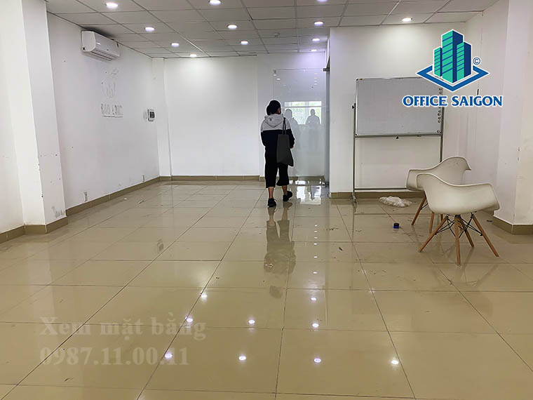 Khách xem mặt bằng 80m2 tại tầng 3 văn phòng cho thuê Royal Office building quận Bình Thạnh