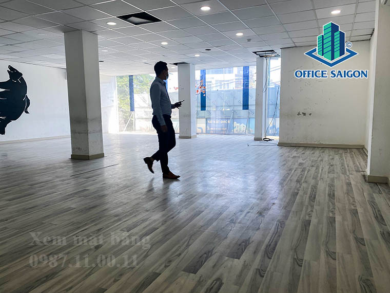 Khách xem mặt bằng tại tầng 2 văn phòng cho thuê Royal Office building quận Bình Thạnh