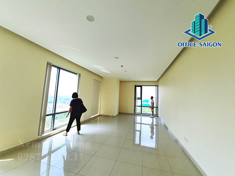 Khách xem mặt bằng 45m2 tại tầng 10 văn phòng cho thuê Golden King building quận 7