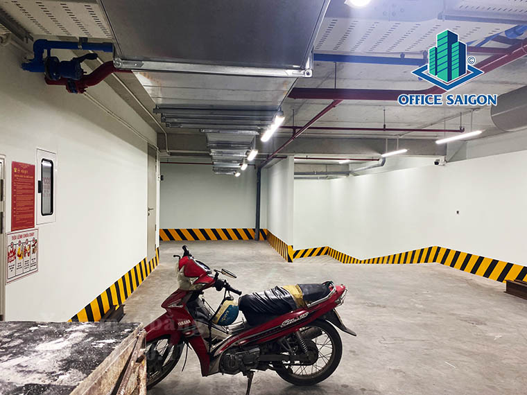 Bên trong hầm giữ xe tại văn phòng cho thuê PLS building quận 3