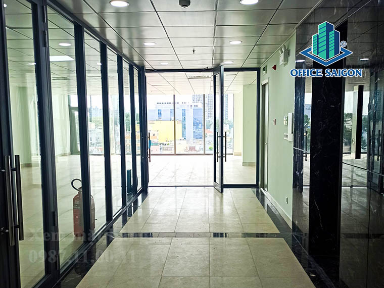 Hành lang thang máy tại văn phòng cho thuê PLS building quận 3