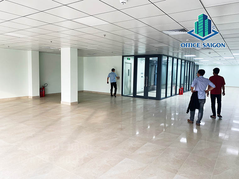 Khách xem mặt bằng 245m2 tại tầng 5 văn phòng cho thuê PLS building quận 3