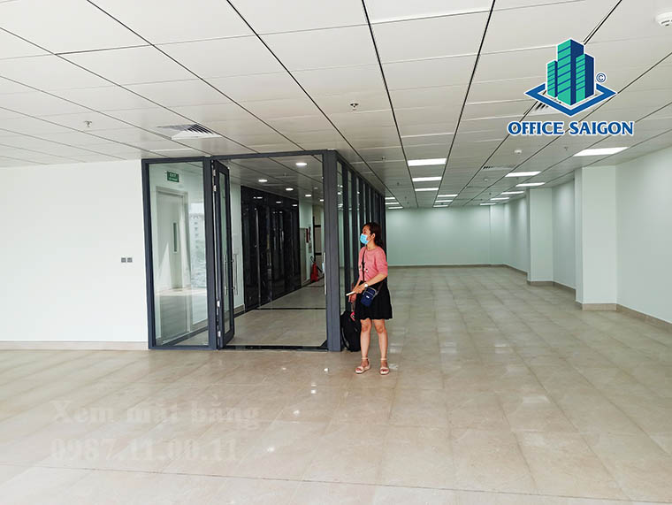 Khách xem mặt bằng tại tầng 8 văn phòng cho thuê PLS building quận 3