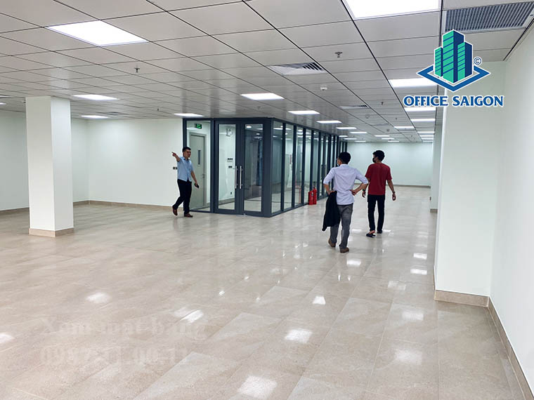 Khách xem mặt bằng thực tế tại tầng 5 văn phòng cho thuê PLS building quận 3