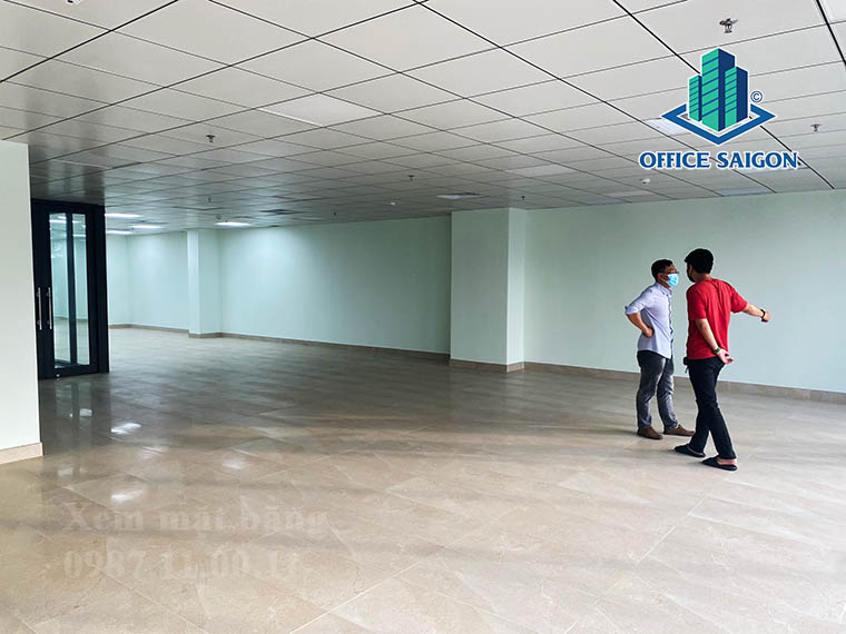 Khách xem mặt bằng thực tế tại văn phòng cho thuê PLS building quận 3