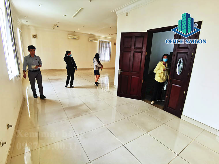 Khách xem mặt bằng 70m2 tại tầng 3 văn phòng cho thuê Sohude 2 tower quận Tân Bình