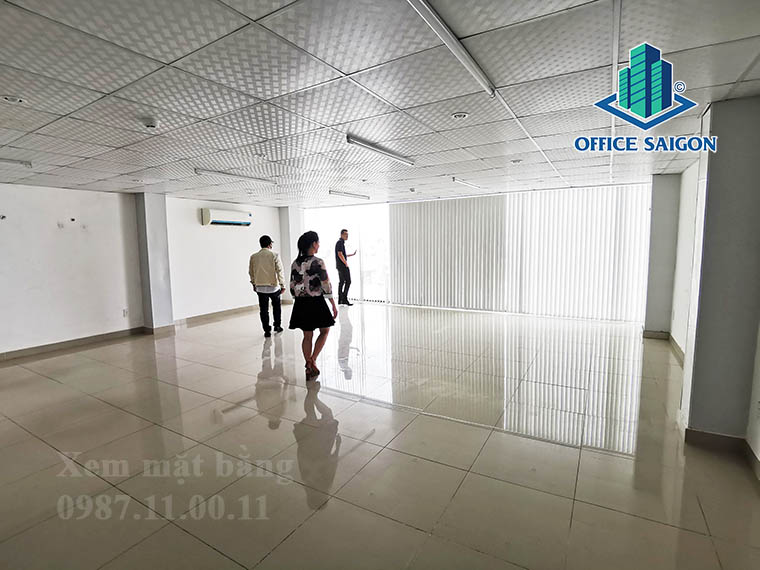 Khách xem mặt bằng 66m2 sau tại văn phòng cho thuê We building quận Phú Nhuận