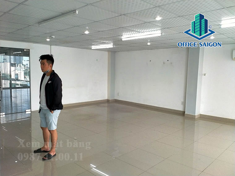 Khách xem mặt bằng 66m2 tại tầng 4 văn phòng cho thuê We building quận Phú Nhuận