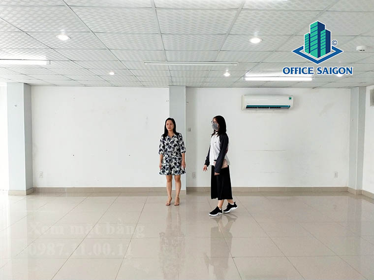 Khách xem mặt bằng tại tầng 4 văn phòng cho thuê We building quận Phú Nhuận