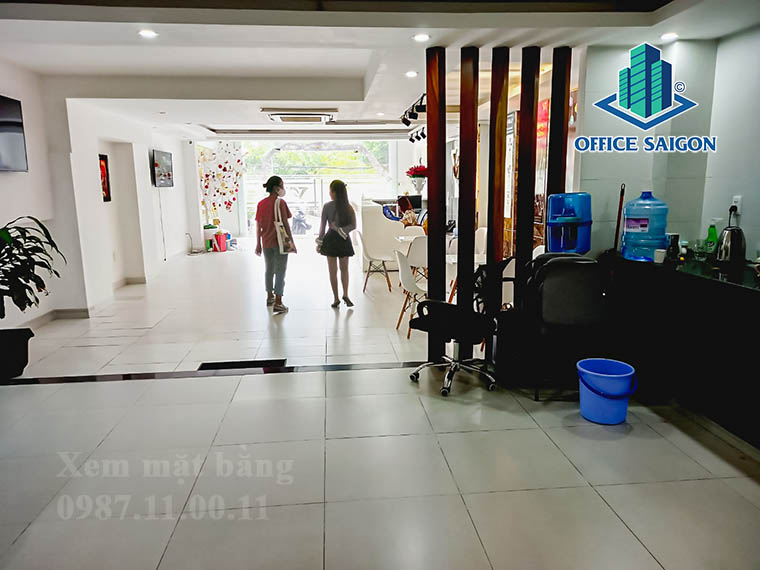 Khách xem mặt bằng tại tầng trệt văn phòng cho thuê Victory building quận Bình Thạnh