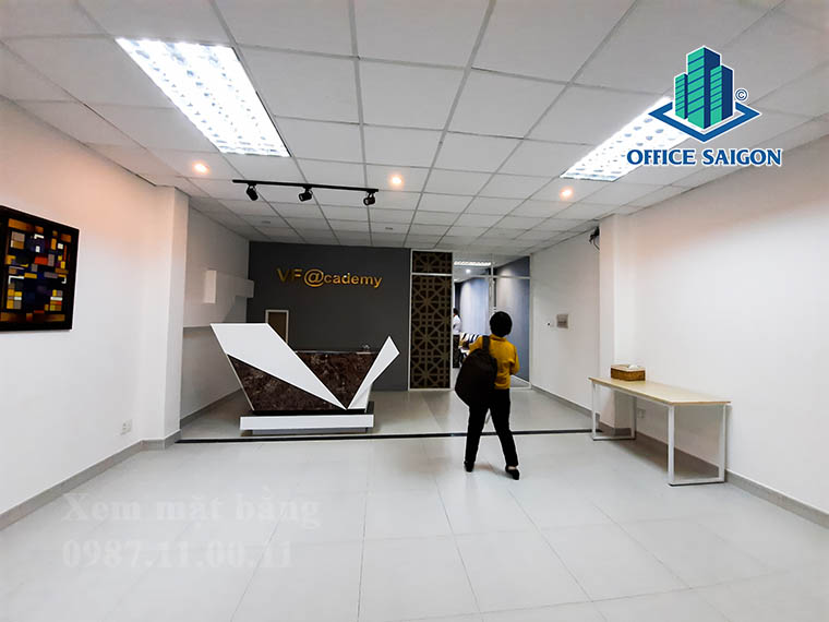 Khách xem mặt bằng thực tế tại văn phòng cho thuê Victory building quận Bình Thạnh