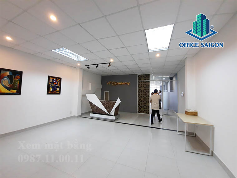 Khách xem mặt bằng trống tại văn phòng cho thuê Victory building quận Bình Thạnh