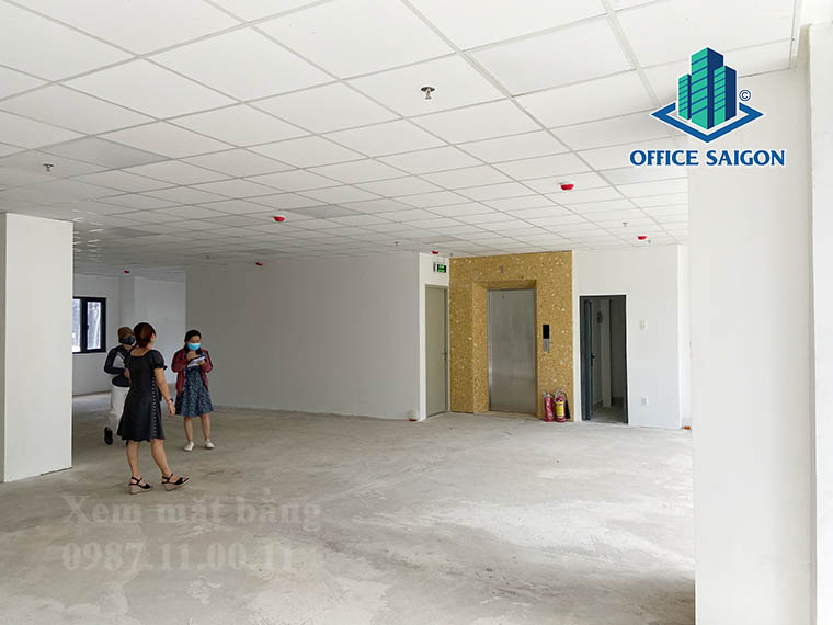 Khách xem mặt bằng tại tầng lững văn phòng cho thuê G8 Tower quận Bình Thạnh