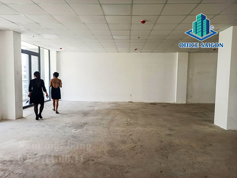Khách xem mặt bằng thực tế tại tầng 5 văn phòng cho thuê G8 Tower quận Bình Thạnh