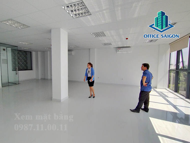 Khách xem mặt bằng tại tầng 2 văn phòng cho thuê Việt Data building quận Bình Thạnh