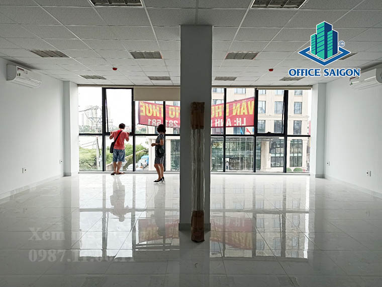 Khách xem mặt bằng tại văn phòng cho thuê Việt Data building quận Bình Thạnh