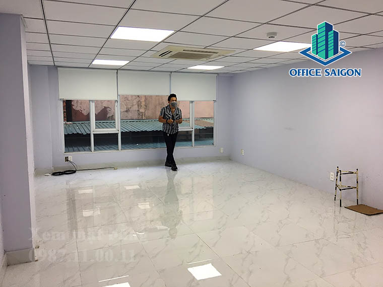 Khách xem mặt bằng tại tầng M văn phòng cho thuê ARC Real building quận Bình Thạnh
