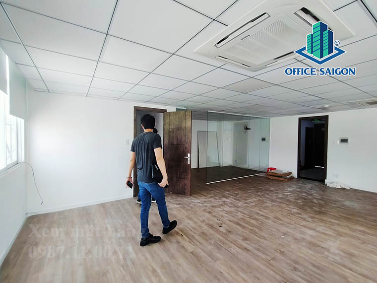 Khách xem mặt bằng tại văn phòng cho thuê ARC Real building quận Bình Thạnh