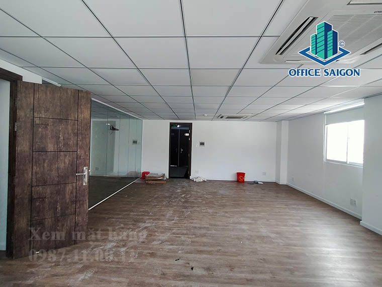Sàn văn phòng lót gỗ sang trọng tại văn phòng cho thuê ARC Real building quận Bình Thạnh